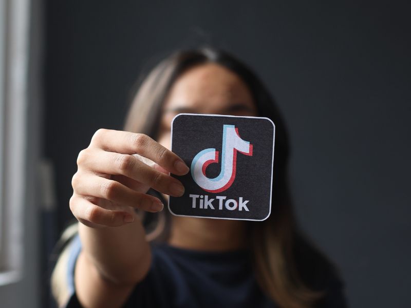 κρατώντας εικόνα με logo tiktok