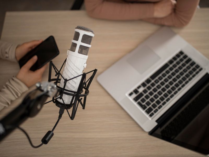 κινητό laptop και μικρόφωνο για podcast
